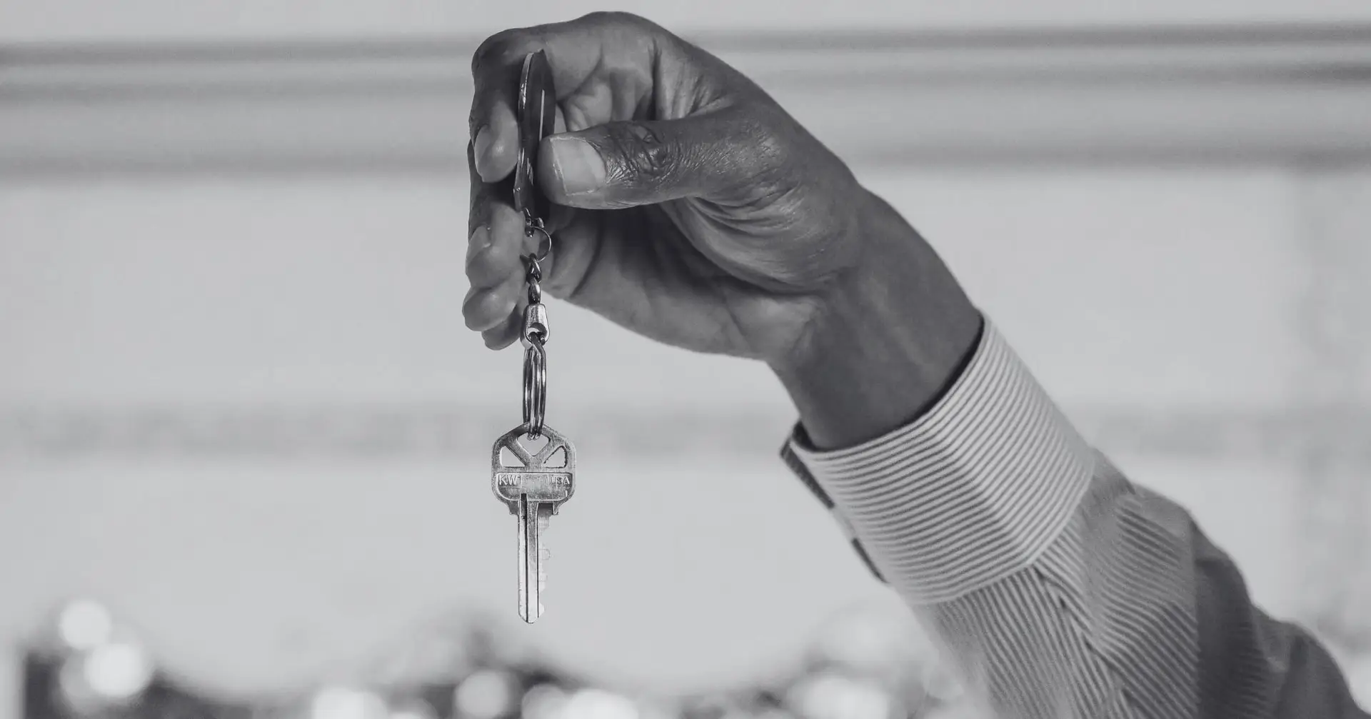 Person handing over house keys – Eleven Legal real estate and conveyancing services